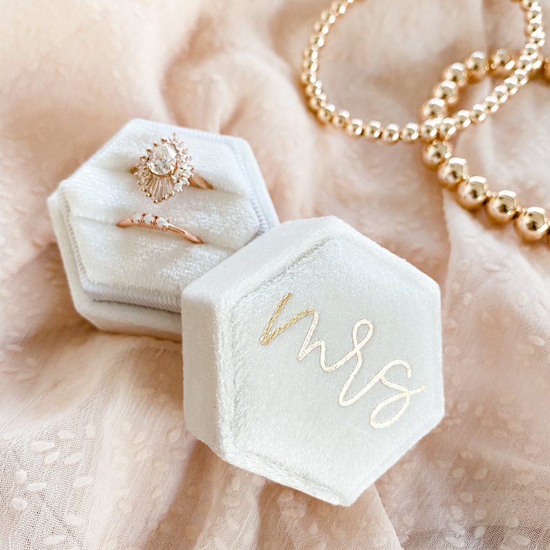 Velvet Hexagon Wedding Ring Box (White)