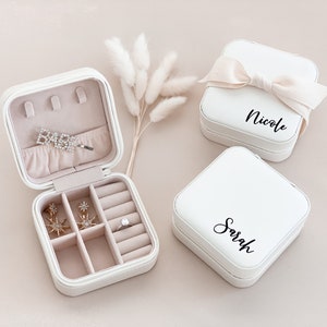 Personalized Jewelry Boxes Bridesmaid Jewelry Box Bridesmaid Gift Maid of Honor Personalized Gift for Women Travel Jewelry Case (EB3465P)