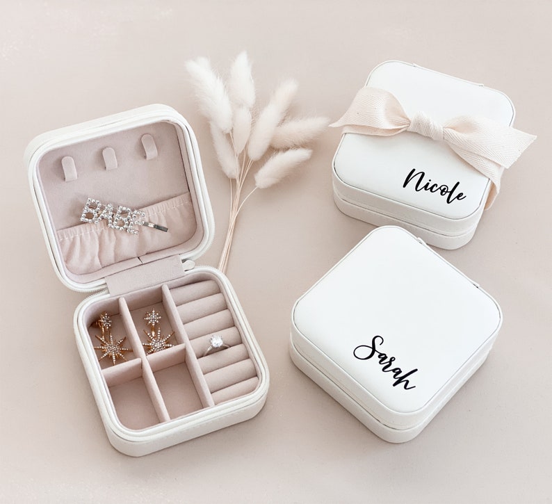 Personalized Jewelry Boxes Bridesmaid Jewelry Box Bridesmaid Gift Maid of Honor Personalized Gift for Women Travel Jewelry Case (EB3465P) 