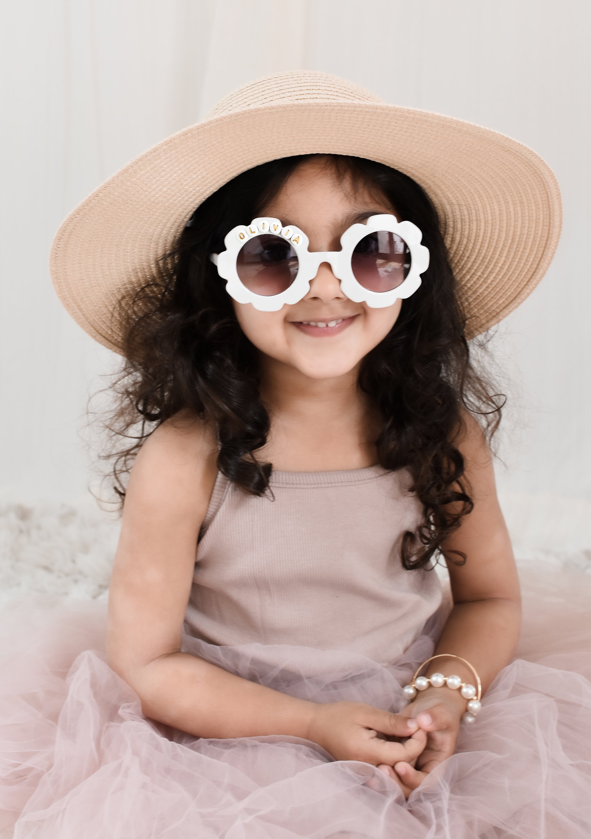 Pequeña niña de preescolar con gafas Foto de stock 2365855961