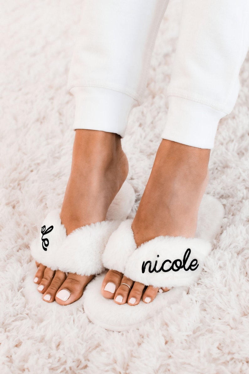 Personalized Slippers Printed with a Name in Vinyl Lettering, Made of Faux Fur with White Color