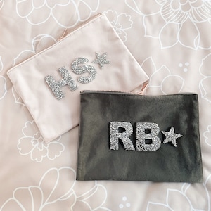 Monogram Make Up Bag Velvet Cosmetic Bag Personalized Bridesmaid Gift Bag Custom Make Up Bag for Women Friends Birthday Gift (EB3456SQM)