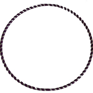 K&ouml;nnte beinhalten: Ein lila-silberner Fitness-Hula-Hoop. Der Reifen ist aus Kunststoff und f&uuml;r Fitness-&Uuml;bungen konzipiert.