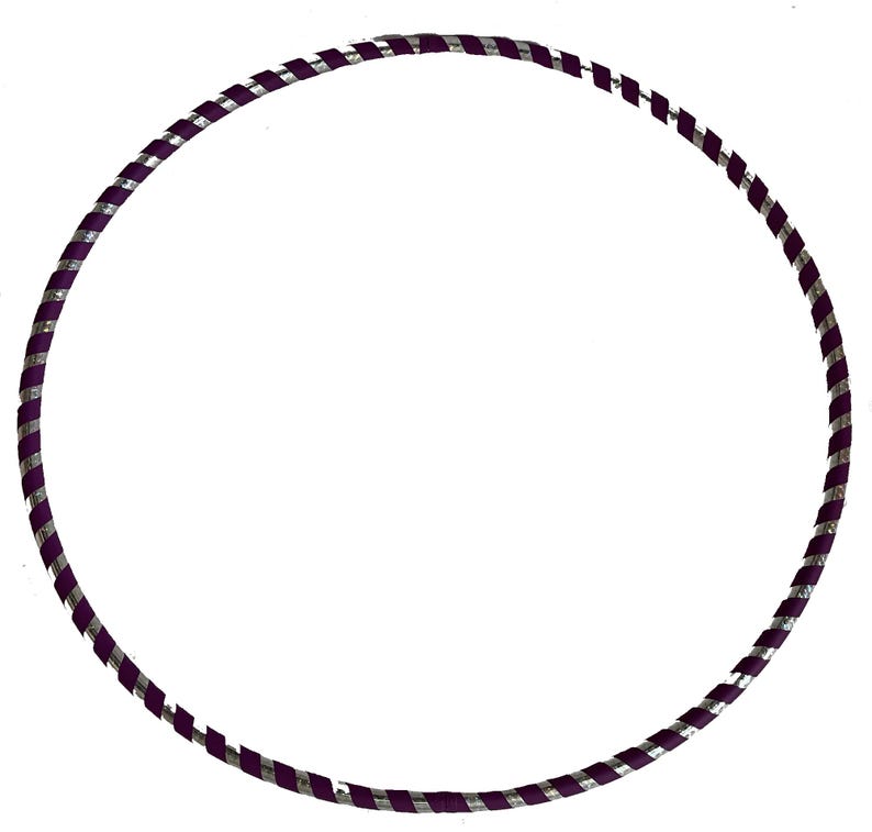 K&ouml;nnte beinhalten: Ein lila-silberner Fitness-Hula-Hoop. Der Reifen ist aus Kunststoff und f&uuml;r Fitness-&Uuml;bungen konzipiert.