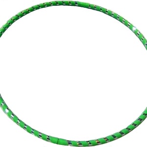 K&ouml;nnte beinhalten: Ein gr&uuml;ner Hula-Hoop mit einem silbernen Glitzerstreifen.