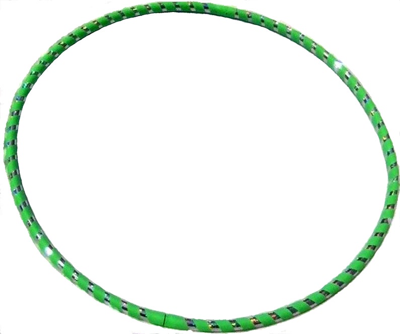 K&ouml;nnte beinhalten: Ein gr&uuml;ner Hula-Hoop mit einem silbernen Glitzerstreifen.