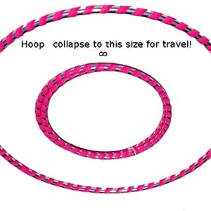 K&ouml;nnte beinhalten: Ein rosa-silberner Gymnastikreifen, der zum Reisen zusammengeklappt ist. Der Text "Hoop collapse to this size for travel!" ist auf dem Bild zu sehen.