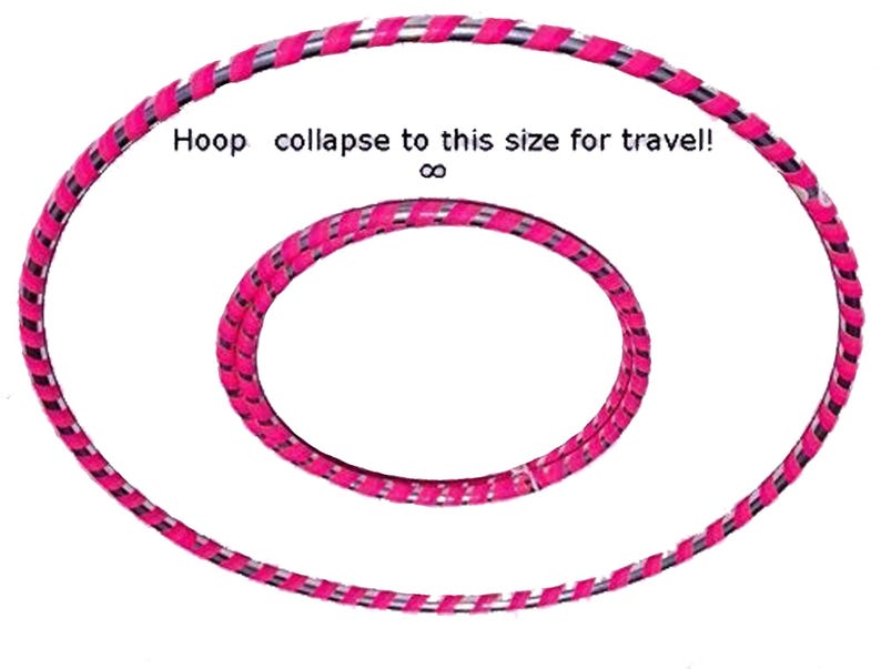 K&ouml;nnte beinhalten: Ein rosa-silberner Gymnastikreifen, der zum Reisen zusammengeklappt ist. Der Text "Hoop collapse to this size for travel!" ist auf dem Bild zu sehen.