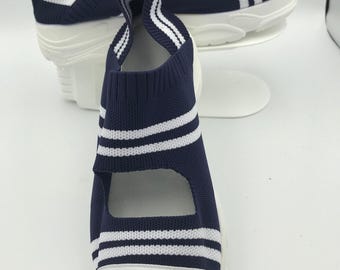 Könnte beinhalten: Ein Paar blaue und weiße gestreifte Strick-Sandalen mit einer weißen Plateau-Sohle.