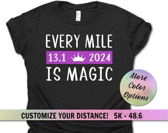 Może przedstawiać: Czarny T-shirt z białym tekstem, który brzmi "Every Mile 13.1 2024 Is Magic". Tekst znajduje się na fioletowym banerze z ikoną korony. Tekst "Customize Your Distance! 5K - 48.6" znajduje się na dole koszulki.