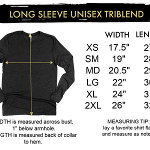 Op de afbeelding: Een maattabel voor een unisex triblend t-shirt met lange mouwen. De tabel toont de breedte- en lengtematen in inches voor de maten XS, SM, MD, LG, XL en 2XL.