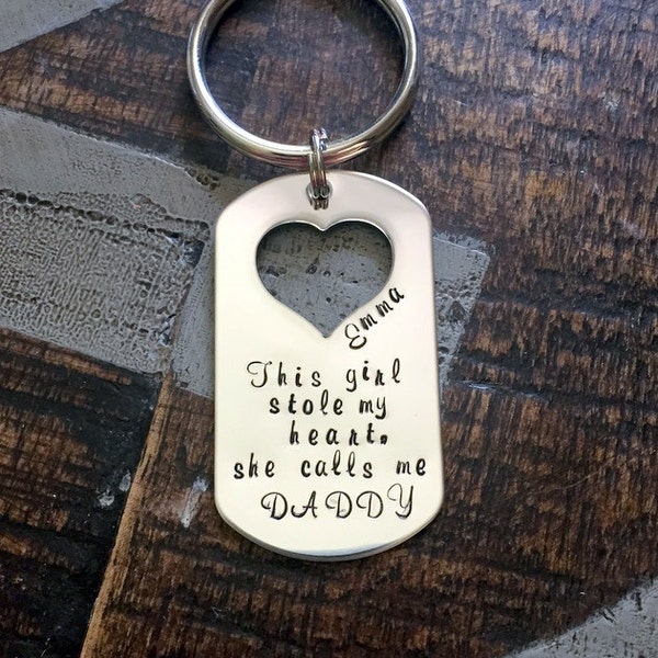 Cette fille a volé my Heart Keychain Daddy Keychain Handchain Handstamped Keychain Gift for New Dad Dad Keychain Fathers Day Gift Heart Cutout Keychain