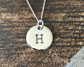 Halsband med initialer Graverat bokstavshalsband Silver bokstavshalsband Anpassade bokstavsberlocksmycken Halsband med lager på lager Silver initialsmycken