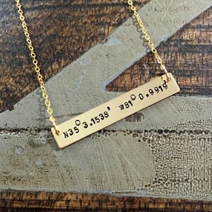 Gold Bar Halskette Koordinaten Schmuck Gold Halskette handgestempelt Schmuck handgestempelt Halskette Name Halskette gehämmert Halskette gehämmert Halskette