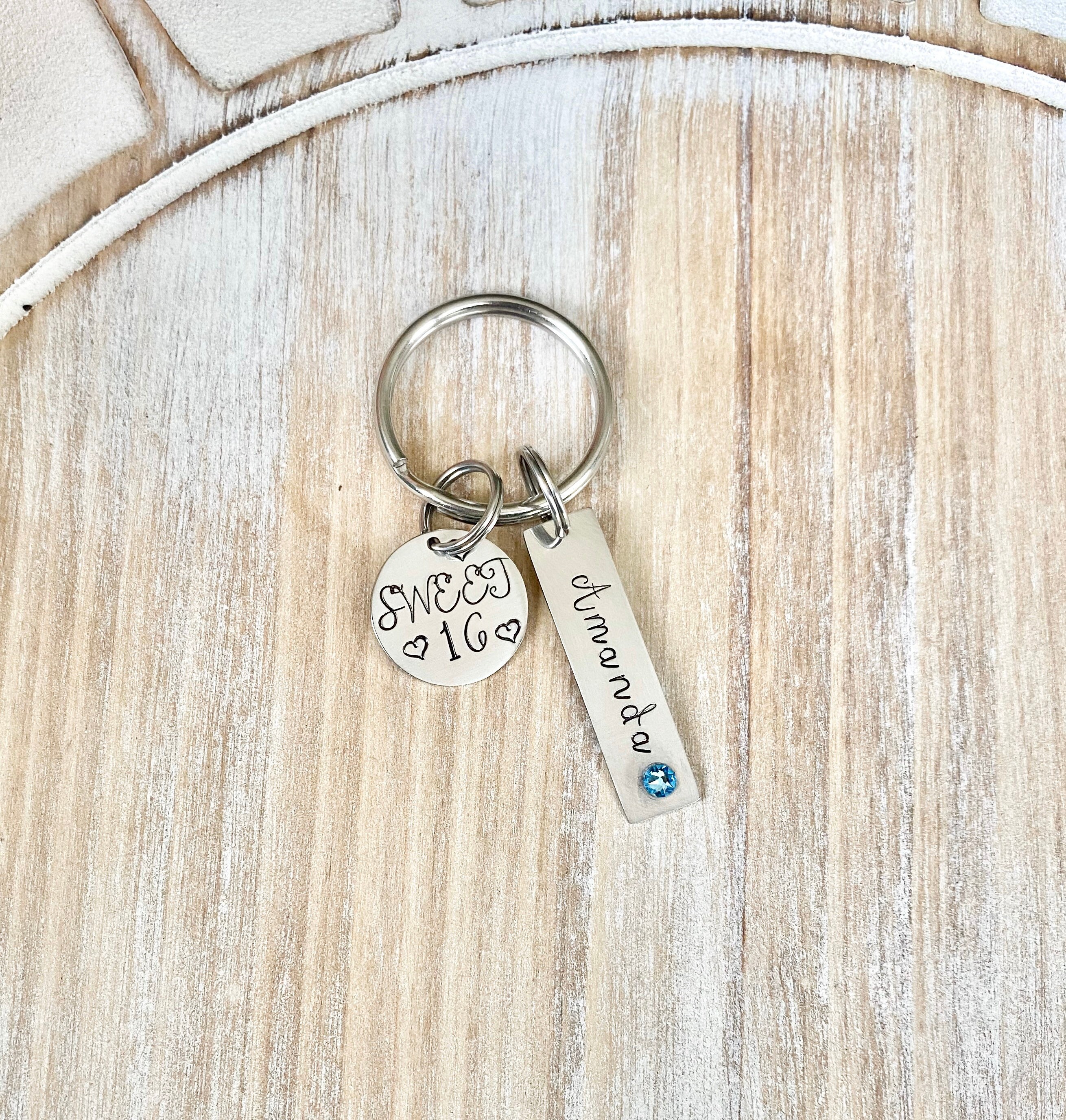 Sweet 16 Schlüsselanhänger – Geschenk Für Teenager Mit „Stay Safe“-Botschaft, Rosa Blume