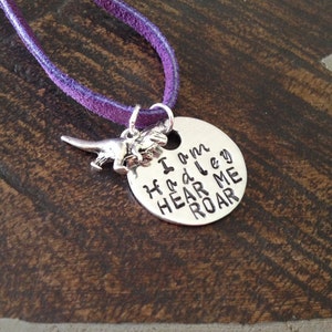 Mädchen Halskette Mädchen Schmuck Dinosaurier Halskette Kleinkind Schmuck Mädchen Geburtstag Geschenk Tochter Geburtstagsgeschenk hören Sie mich brüllen Halskette handgestempelt