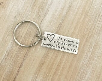 Llavero maestro Se necesita un gran corazón para inspirar little minds regalo para maestro maestro regalo maestro manosteado llavero inspirador