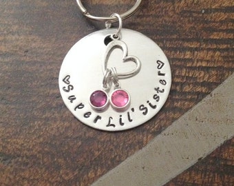 Super Lil hermana llavero con sello de mano llavero hermanas por oportunidad hermana regalo regalo para hermana personalizada llavero corazón llavero gran hermana