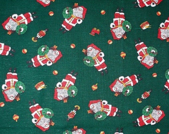 Puede incluir: Tela verde con un patrón repetido de figuras de Papá Noel sosteniendo coronas. Los Papá Noeles llevan trajes rojos con ribetes blancos y botas negras. Las coronas son verdes con bayas rojas. El fondo es verde oscuro.