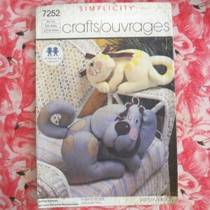 Simplicity 7252 Sewing pattern Cat and Dog Stuffed Animals the Vanessa-Ann Collection