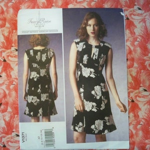 Könnte beinhalten: Ein Schnittmuster für ein schwarz-weißes Blumenkleid mit einem Schlüsselloch-Ausschnitt. Das Schnittmuster ist von Tracy Reese für Vogue Patterns American Designer. Die Schnittmuster-Nummer ist V1371.