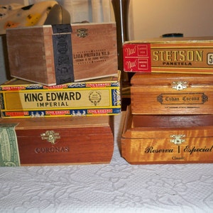 Colección de 6 cajas de puros vintage, 4 de madera y 2 de cartón forrado en papel. Caja de recuerdos, caja de joyas, cofre del tesoro