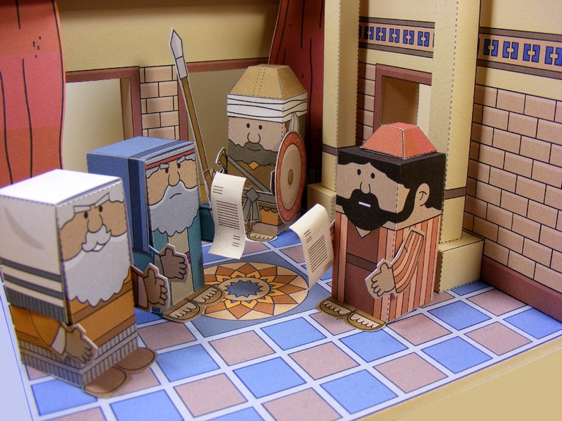 Puede incluir: Cuatro figuras de papel se encuentran de pie sobre un suelo de baldosas. Las figuras est&aacute;n vestidas con t&uacute;nicas marrones, azules y rojas. Sostienen rollos y una lanza. Las figuras est&aacute;n en una habitaci&oacute;n con una pared de ladrillo y una cortina roja.