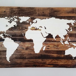 Hölzerne Weltkarte 35x20 Zoll beunruhigt Altholz handgemachte Weltkarte Umriss in weißem Acryl und Holzbeize