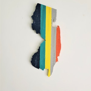 Letrero de madera del estado de Nueva Jersey de 23 x 9 pulgadas en azul negrita, verde azulado, amarillo y naranja, decoración de arte de pared cortada y pintada a mano