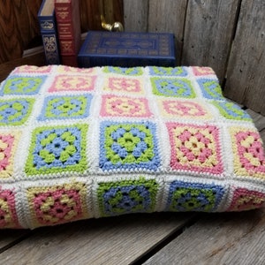 Beautiful Vintage Hand Crocheted Granny Square Throw Blanket image 4