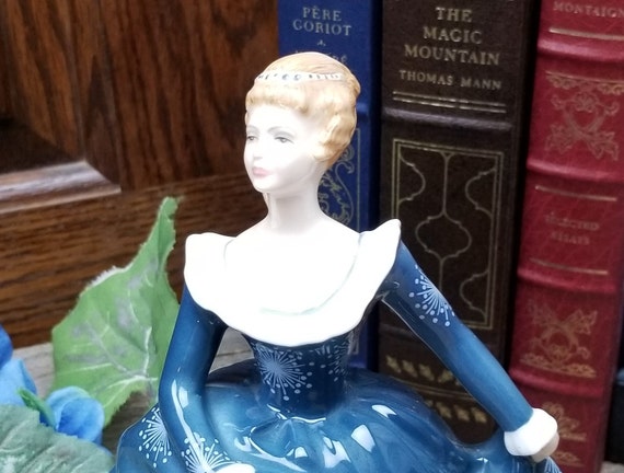 Stunning Vintage Royal Doulton Lady Figure ~ Fragrance H N 2334 ~ Made in England 1965