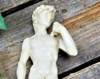 P A T Signé Marbre Michelangelo Statue de David sur un support en marbre - Fabriqué en Italie - Milieu du siècle