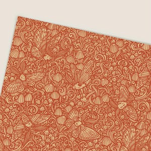 4x geïllustreerde inpakpapiervellen van motten en paddenstoelen. Oranje, gerecyclede cadeauverpakking, scrapbooking, papierkunst.