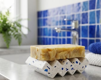 Terrazzo handgemaakte aftappende zeepbakje gerecycled glas, unieke zeephouder rood, blauw, groen.