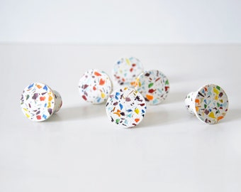 Terrazzo-Knopf aus recyceltem Glas, Küchenschrankknopf und -griff, handgefertigte Nachttischknöpfe, runde Schlafzimmerknöpfe, Badezimmergriffe