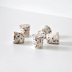 Bouton terrazzo tricolore fait main, poignée de meuble ronde (PRIX PAR UNITÉ)