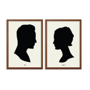Peut inclure: Deux portraits en silhouette noir et blanc encadrés d'un homme et d'une femme. Le portrait de l'homme est intitulé "NEO" et celui de la femme "TRINITY".
