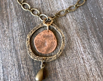 Collar de monedas de bronce y cobre