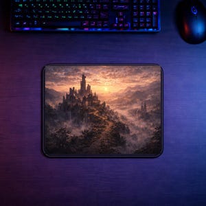 Könnte beinhalten: Rechteckiges Mauspad mit einer Fantasy-Landschaft, die ein Schloss auf einem Berg bei Sonnenuntergang zeigt. Das Bild hat einen detaillierten, malerischen Stil. Eine Tastatur und eine Maus sind im Hintergrund zu sehen.