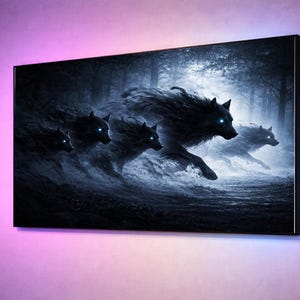 Könnte beinhalten: Ein rechteckiges Wandbild mit einer dunklen, atmosphärischen Waldszene, in der ein Rudel aus vier Wölfen durch den Nebel rennt. Die Wölfe haben leuchtend blaue Augen und sind in Schwarz-, Grau- und Weißtönen gehalten, mit sanfter violetter Umgebungsbeleuchtung.