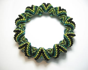 Tutorial Spiral Bangle Peyote Pattern. Step by Step instructions to make a chunky twist bangle from 7 sizes of seed beads and glass drops.
