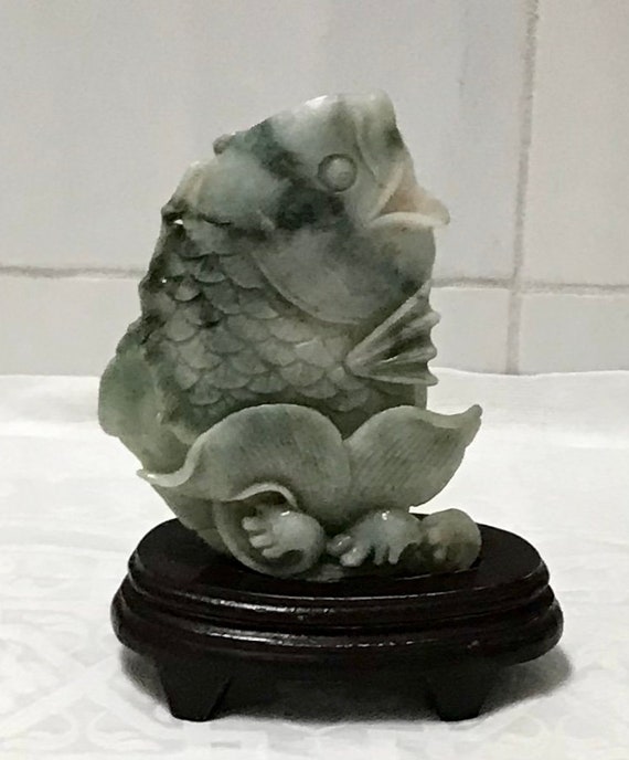 翡翠 魚の彫刻 木製台座付き 翡翠 魚の彫刻 木製台座付き