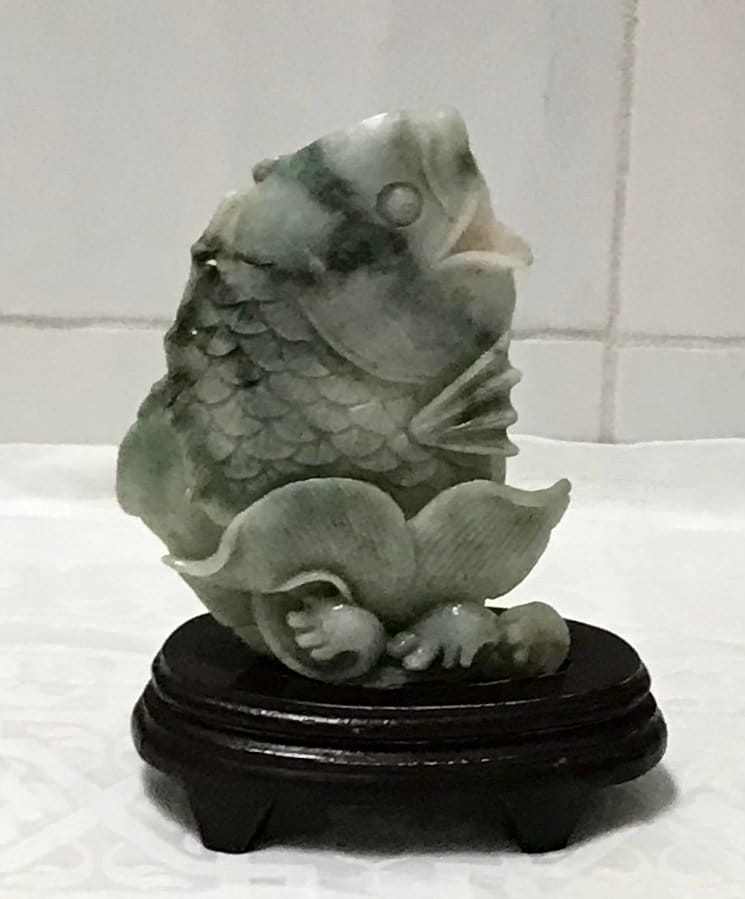 翡翠 魚の彫刻 木製台座付き il_fullxfull.1753431812_cgec.jpg
