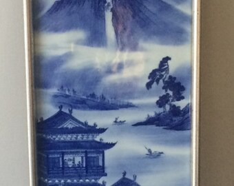 Figura de porcelana azul y blanca con placa colgante china