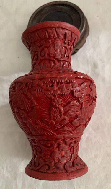 中国 赤い 花瓶 中国の本物の手工芸品、赤い朱色の彫刻が施された漆器の花瓶、蓮