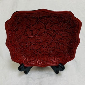 Chinese Handcrafts Red Cinnabar Lacquer Designed Chrysanthemums Plate with a Hardwood Stand