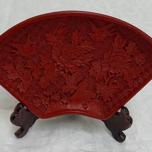 Chinese Handcrafts Red Cinnabar Lacquer Designed Chrysanthemums Plate with a Hardwood Stand
