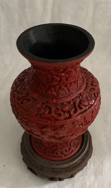中国の本物の手工芸品、赤い朱色の彫刻が施された漆器の花瓶、蓮の花の