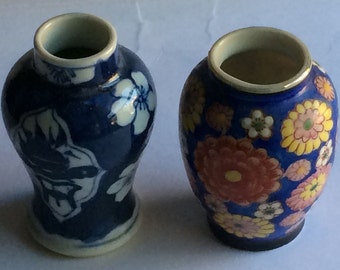 Peut inclure: Deux petits vases en céramique bleu et blanc avec des motifs floraux. Un vase a un motif floral blanc et l'autre a un motif floral multicolore.