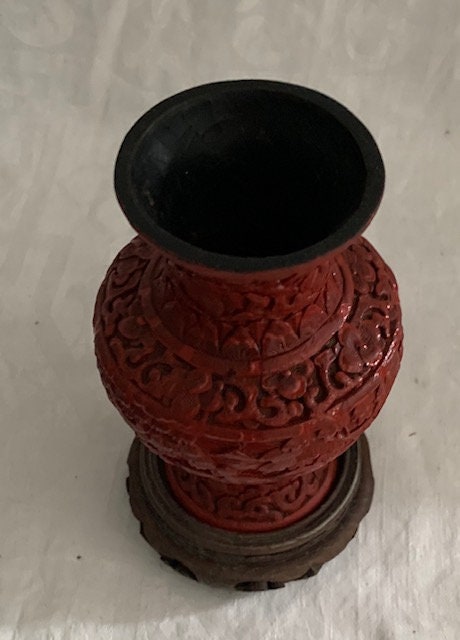 中国 赤い 花瓶 中国の本物の手工芸品、赤い朱色の彫刻が施された漆器の花瓶、蓮